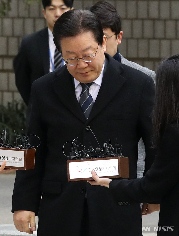 [서울=뉴시스] 최진석 기자 = 이재명 더불어민주당 대표가 17일 서울 서초구 서울중앙지법에서 열린 '고 김문기·백현동 허위 발언' 공직선거법 위반 혐의 관련 2차 공판에 출석하며 취재진의 질문을 듣고 있다. 2023.03.17. myjs@newsis.com