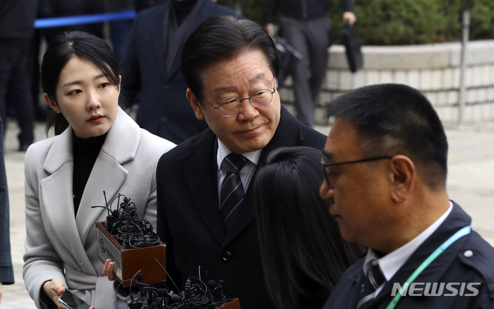 [서울=뉴시스] 최진석 기자 = 이재명 더불어민주당 대표가 17일 서울 서초구 서울중앙지법에서 열린 '고 김문기·백현동 허위 발언' 공직선거법 위반 혐의 관련 2차 공판에 출석하고 있다. 2023.03.17. myjs@newsis.com