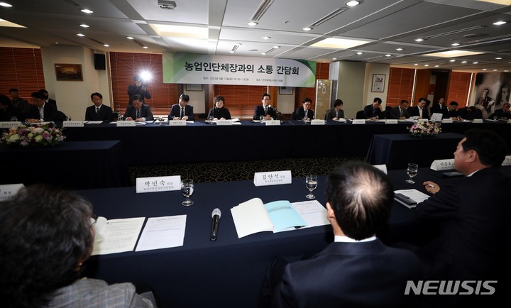 [서울=뉴시스] 조성봉 기자 = 정황근 농림축산식품부 장관이 17일 오전 서울 중구 프레스센터에서 열린 농업인 단체장과의 소통 간담회에서 인사말을 하고 있다. 2023.03.17. suncho21@newsis.com