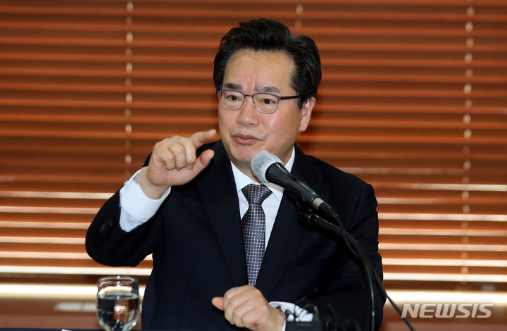 [서울=뉴시스] 조성봉 기자 = 정황근 농림축산식품부 장관이 17일 오전 서울 중구 프레스센터에서 열린 농업인 단체장과의 소통 간담회에서 인사말을 하고 있다. 2023.03.17. suncho21@newsis.com