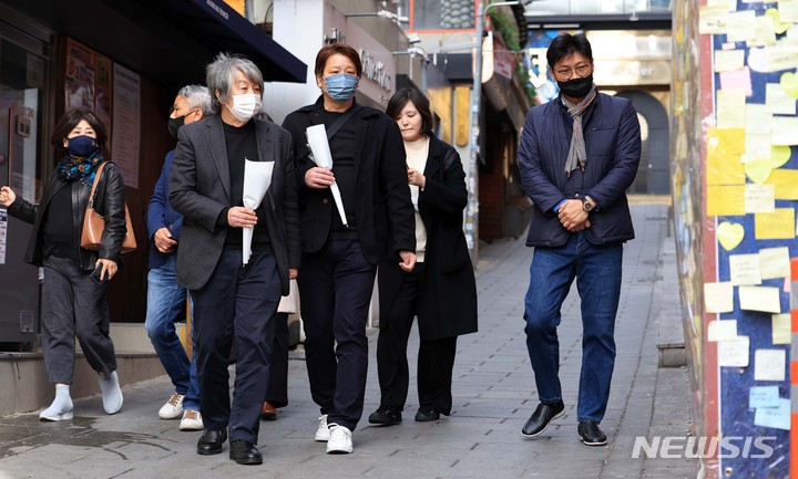 [서울=뉴시스] 김선웅 기자 = 일본 아카시 시(市) 불꽃축제 육교 압사사고 유족인 시모무라 세이지(下村 誠治) 씨와 미키 기요시(三木 淸) 씨가 17일 서울 용산구 이태원 참사 현장을 찾아 희생자들을 추모하고 있다. 2023.03.17. mangusta@newsis.com