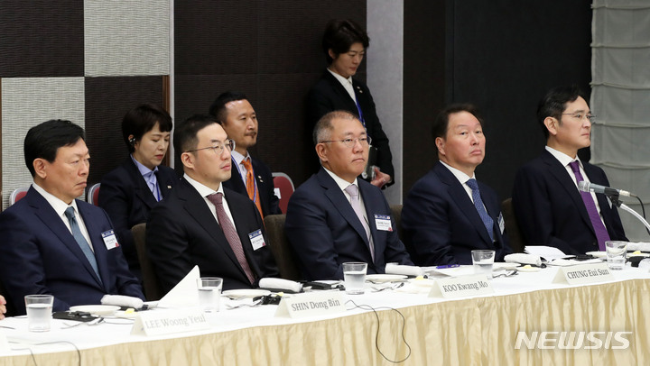 [도쿄=뉴시스] 전신 기자 = 신동빈 롯데그룹 회장(왼쪽부터), 구광모 LG그룹 회장, 정의선 현대자동차그룹 회장, 최태원 SK그룹 회장, 이재용 삼성전자 회장이 17일 도쿄 게이단렌 회관에서 열린 한일 비즈니스 라운드테이블에서 윤석열 대통령의 발언을 경청하고 있다. 2023.03.17. photo1006@newsis.com