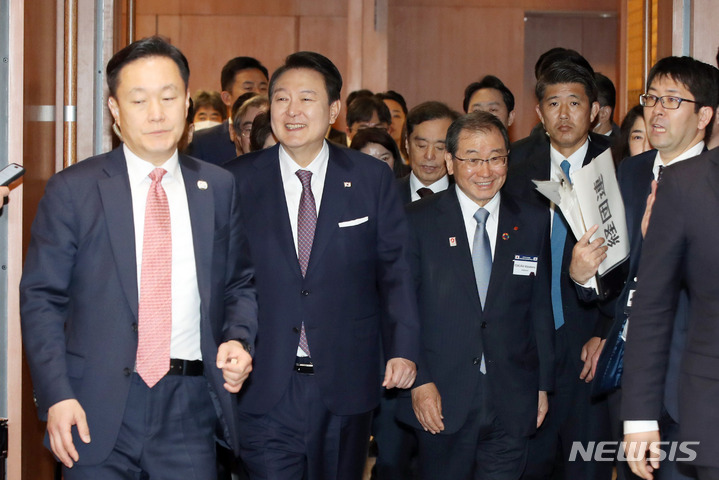 [도쿄=뉴시스] 전신 기자 = 윤석열 대통령이 17일 도쿄 게이단렌 회관에서 열린 한일 비즈니스라운드 테이블에 입장하고 있다. 2023.03.17. photo1006@newsis.com