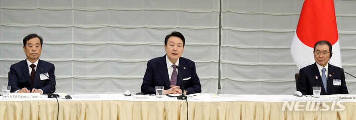 [도쿄=뉴시스] 전신 기자 = 윤석열 대통령이 17일 도쿄 게이단렌 회관에서 열린 한일 비즈니스라운드 테이블에서 발언하고 있다. 2023.03.17. photo1006@newsis.com