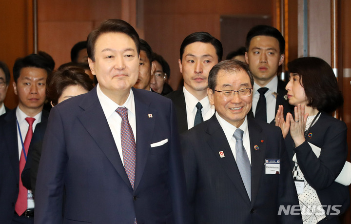 [도쿄=뉴시스] 전신 기자 = 윤석열 대통령이 17일 도쿄 게이단렌 회관에서 열린 한일 비즈니스라운드 테이블에 입장하고 있다. 2023.03.17. photo1006@newsis.com
