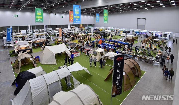 [대구=뉴시스] 이무열 기자 = 17일 오전 대구 북구 산격동 엑스코에서 열린 ‘2023 플레이캠핑 & 트래블페어’를 찾은 관람객들이 다양한 캠핑용품을 살펴보고 있다. 이번 박람회 캠핑카와 캠핑용품, 안전용품, 여행용품, 관광지 등 100개의 참가업체와 220개 부스로 개최돼 최신 캠핑 트렌드를 선보인다. 2023.03.17. lmy@newsis.com