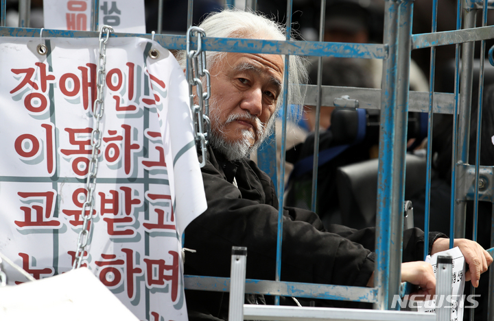 [서울=뉴시스] 조성우 기자 = 박경석 전국장애인차별철폐연대(전장연) 공동상임대표가 17일 오전 서울 종로구 서울경찰청 민원실 앞에서 법원의 체포영장 발부에 따른 입장발표 기자회견을 하고 있다. 2023.03.17. xconfind@newsis.com