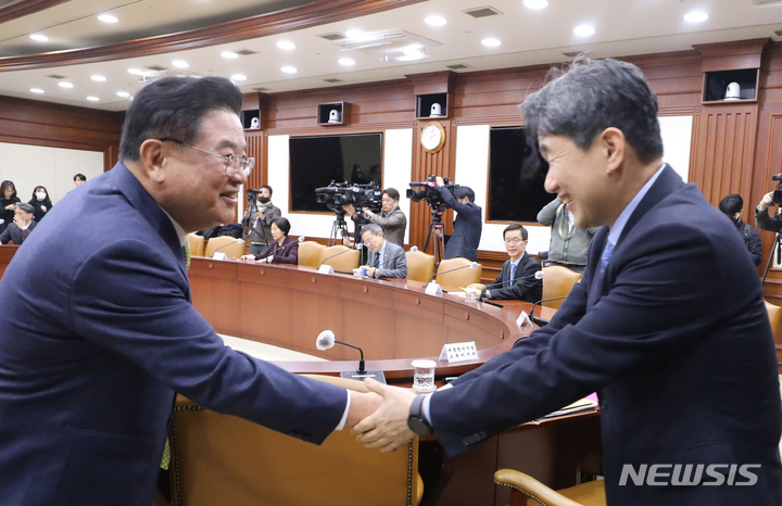 [서울=뉴시스] 김명원 기자 = 이주호(오른쪽) 사회부총리 겸 교육부 장관과 우동기 국가균형발전위원장이 17일 서울 종로구 정부서울청사에서 열린 제2차 사회관계장관회의에 참석하며 인사하고 있다. 2023.03.17. kmx1105@newsis.com