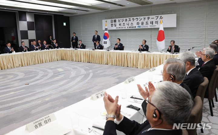 [도쿄=뉴시스] 전신 기자 = 윤석열 대통령이 17일 도쿄 게이단렌 회관에서 열린 한일 비즈니스 라운드테이블에서 박수치고 있다. 2023.03.17. photo1006@newsis.com