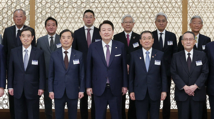 [도쿄=뉴시스] 전신 기자 = 윤석열 대통령이 17일 도쿄 게이단렌 회관에서 열린 한일 비즈니스 라운드테이블에서 참석자들과 기념촬영하고 있다. 2023.03.17. photo1006@newsis.com