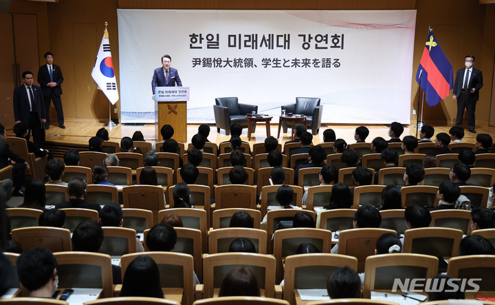 [도쿄=뉴시스] 전신 기자 = 윤석열 대통령이 17일 도쿄 게이오대에서 일본 학생들과 한국인 유학생들을 상대로 한일 미래세대 강연을 하고 있다. 2023.03.17. photo1006@newsis.com