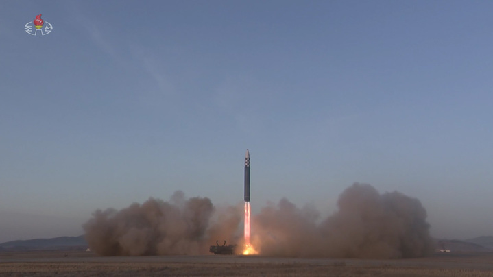 [서울=뉴시스] 북한 조선중앙TV는 북한 김정은 국무위원장이 참관한 가운데 지난 16일 평양 순안 국제국제비행장에서 노동당 중앙군사위원회가 실시한 대륙간탄도미사일 화성포-17형 발사 영상을 17일 공개했다. 이날 화성-17형 발사 현장에는 딸 김주애도 동행했다. (사진=조선중앙TV 캡처) 2023.03.17. photo@newsis.com *재판매 및 DB 금지