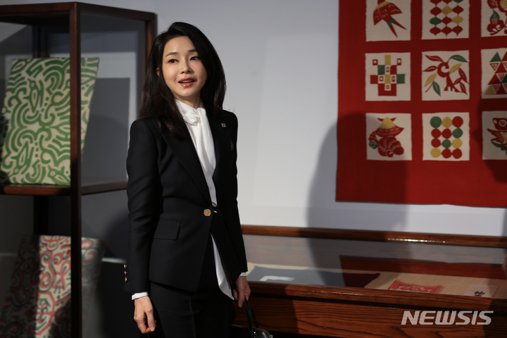[도쿄=뉴시스] 전신 기자 = 윤석열 대통령 부인 김건희 여사가 17일 도쿄 민예관을 방문해 공예품을 둘러보고 있다. 2023.03.17. photo1006@newsis.com