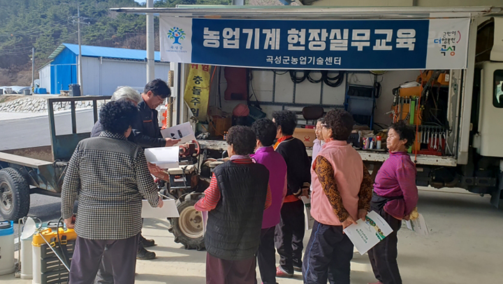 [곡성=뉴시스] 전남 곡성군 농기계 안전사고 예방 현장교육. (사진=곡성군청 제공). photo@newsis.com *재판매 및 DB 금지