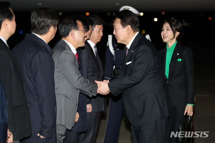 [성남=뉴시스] 전신 기자 = 1박2일간 일본 방문 일정을 마친 윤석열 대통령과 부인 김건희 여사가 17일 경기도 성남 서울공항에 도착해 주호영 국민의힘 원내대표와 악수하고 있다. 2023.03.17. photo1006@newsis.com