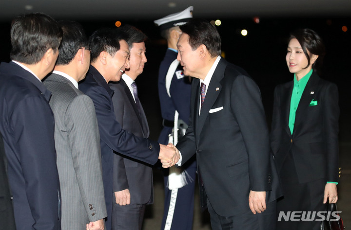 [성남=뉴시스] 전신 기자 = 1박2일간 일본 방문 일정을 마친 윤석열 대통령과 부인 김건희 여사가 17일 경기도 성남 서울공항에 도착해 김기현 국민의힘 대표와 악수하고 있다. 2023.03.17. photo1006@newsis.com