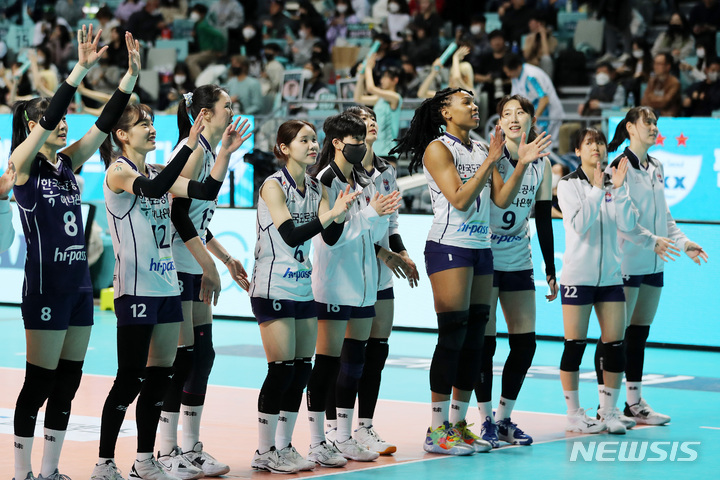 [서울=뉴시스] 백동현 기자 = 17일 오후 서울 중구 장충체육관에서 열린 2022-2023 도드람 V리그 여자부 GS칼텍스와 한국도로공사의 경기, 세트스코어 0-3으로 승리한 도로공사 선수들이 기뻐하고 있다. 2023.03.17. livertrent@newsis.com
