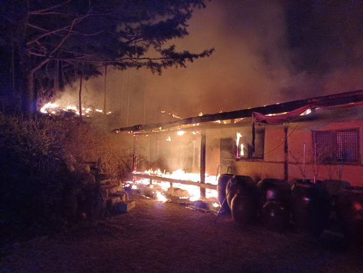 [울산=뉴시스] 박수지 기자 =18일 오전 울산시 울주군 두동면 한 한의원에서 불길이 올라오고 있다. 2023.03.18. (사진=울산소방본부 제공) photo@newsis.com *재판매 및 DB 금지