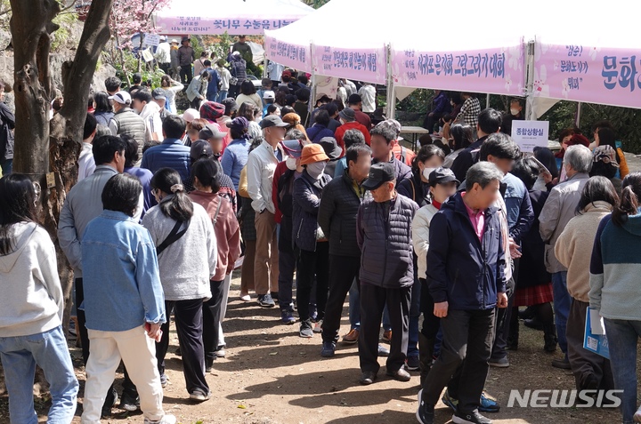 [제주=뉴시스] 오영재 기자 = 18일 오전 서귀포시 서귀동 이중섭공원 일대에서 개최된 제12회 서귀포 봄맞이 축제에 방문객들의 발길이 이어지고 있다. 2023.03.18. oyj4343@newsis.com