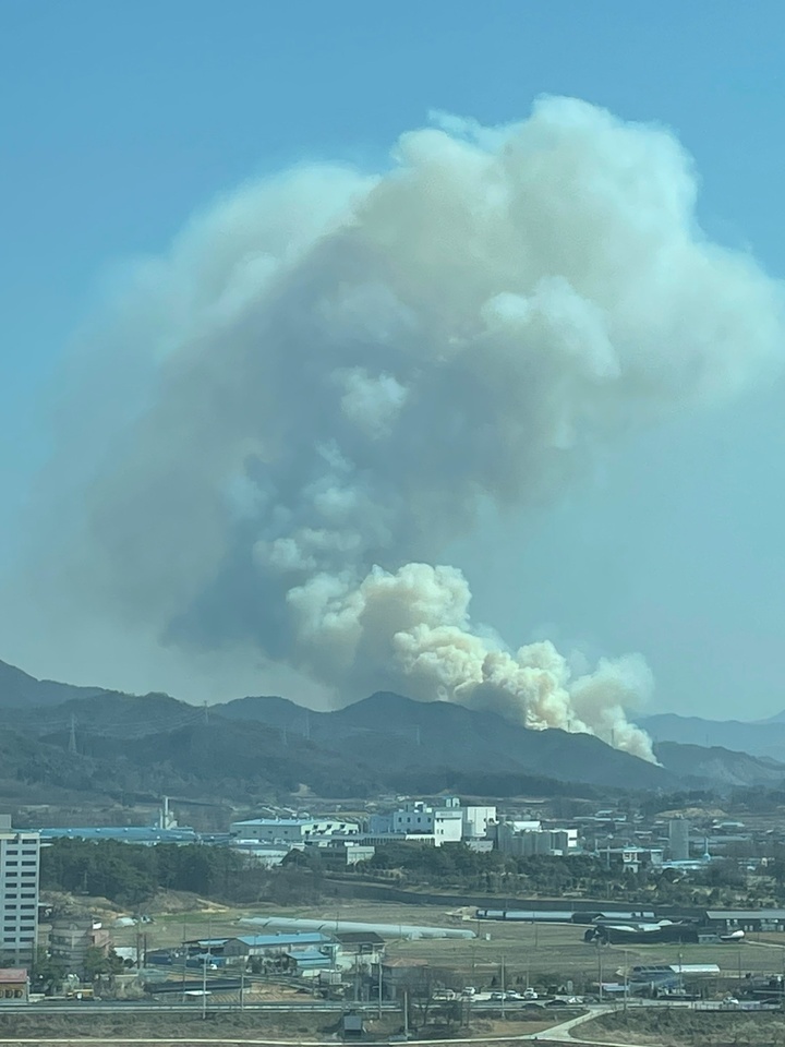 [완주=뉴시스]이동민 기자 = 18일 오후 1시 52분께 전북 완주군의 한 야산에서 불이 나 산림당국이 진화에 나섰다.(독자제공) *재판매 및 DB 금지
