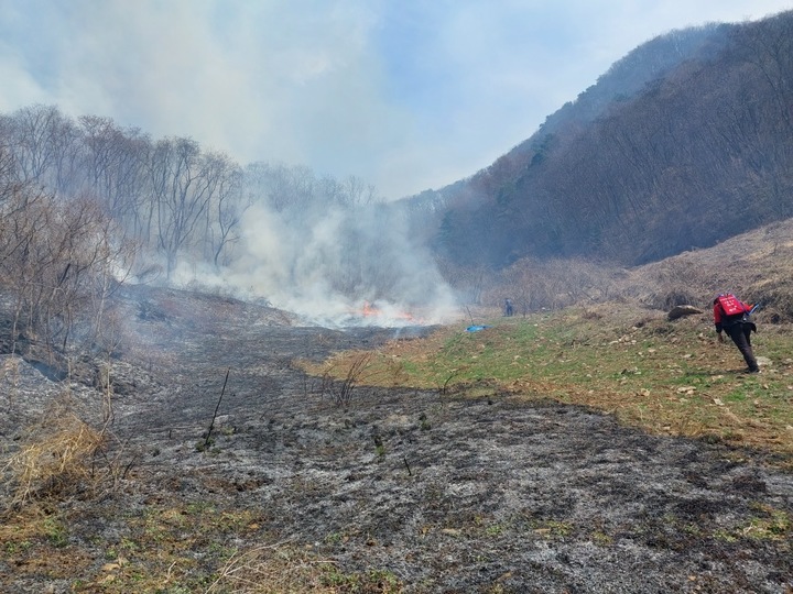 [청주=뉴시스] 충북 제천시 청풍면 오산리 산불. (사진=산림청 제공) photo@newsis.com *재판매 및 DB 금지