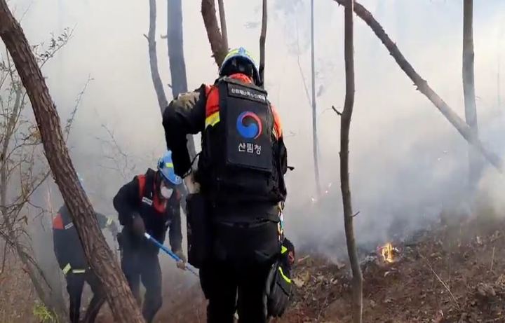 [청주=뉴시스] 충북 옥천군 청성면 조천리 산불. (사진=산림청 제공) photo@newsis.com *재판매 및 DB 금지