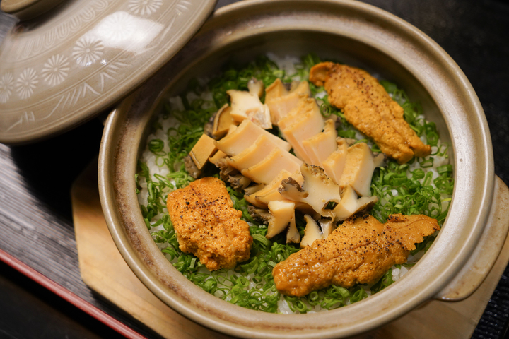 사와다 셰프가 '스페셜 디너 프로모션'에서 선보이는 '완도전복, 연어 알, 우니, 파 돌솥 밥' *재판매 및 DB 금지