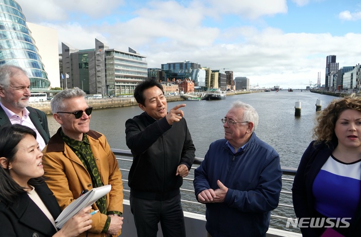 [더블린=뉴시스]오세훈 서울시장이 16일(현지시간) 수변도시 정책현장 시찰을 위해 찾은 아일랜드 더블린시 도크랜드 현장에서 관계자들의 설명을 들으며, 현장을 둘러보고 있다. (사진=서울시 제공). 2023.03.19. photo@newsis.com