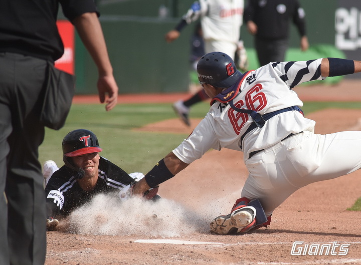 [서울=뉴시스] 18일 부산 사직구장에서 열린 롯데 자이언츠와 LG 트윈스의 시범경기. (사진 = 롯데 자이언츠 제공) *재판매 및 DB 금지