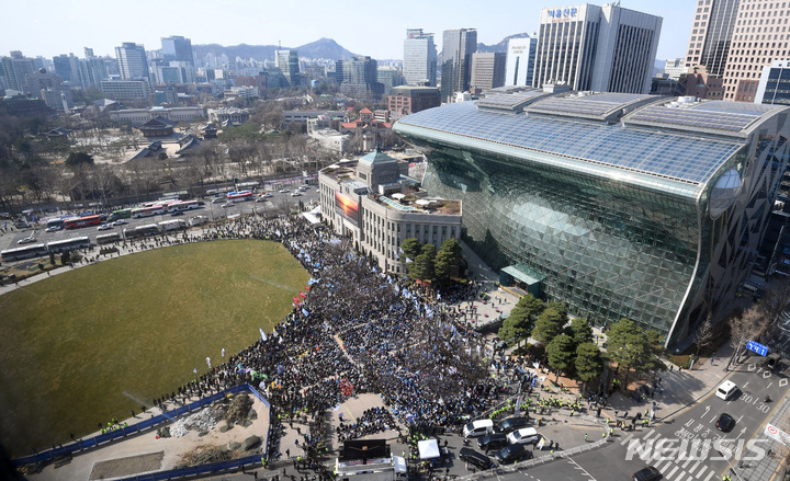 [서울=뉴시스] 김진아 기자 = 한일역사정의평화행동 관계자들을 비롯해 이재명 더불어민주당 대표 등이 참석한 가운데 18일 오후 서울 중구 서울광장에서 '대일 굴욕외교 규탄 범국민대회'가 열리고 있다. (공동취재사진) 2023.03.18. photo@newsis.com