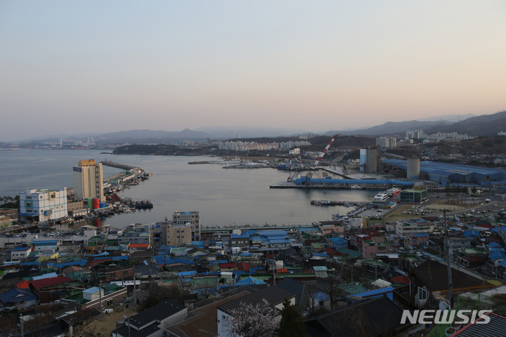 [동해=뉴시스] 김경목 기자 = 화창한 봄날씨를 보인 18일 오후 강원 동해시 묵호진동에서 묵호항을 바라본 풍경이 아름답다. 2023.03.18. photo31@newsis.com