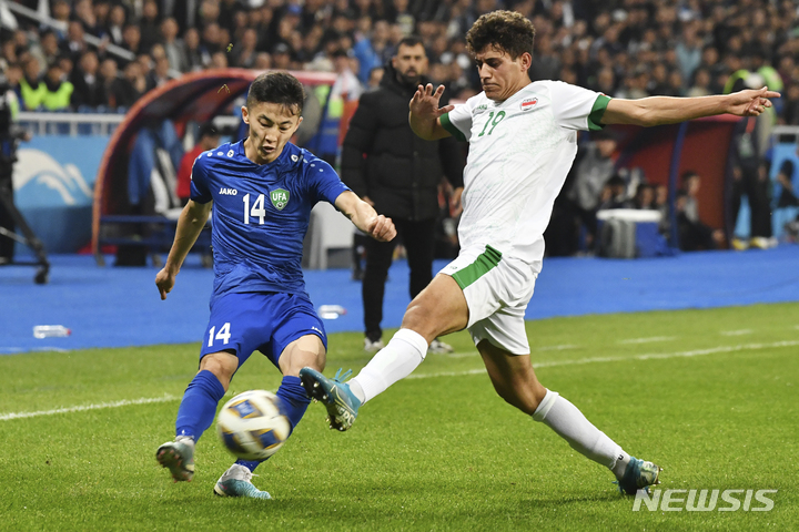 [타슈켄트(우즈베키스탄)=AP/뉴시스] 공 다투는 우즈베키스탄 파리줄라예프. 2023.03.19. 