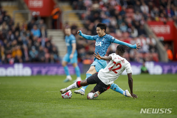 [사우샘프턴=AP/뉴시스] 토트넘 홋스퍼의 손흥민이 18일(현지시간) 영국 사우샘프턴의 세인트 메리 스타디움에서 열린 2022~23 잉글랜드 프리미어리그(EPL) 28라운드 사우샘프턴과의 경기 중 공을 다투고 있다. 손흥민은 전반 추가시간 리그 4호, EPL 통산 50호 도움을 기록했으며 팀은 3-3으로 비겼다. 2023.03.19.