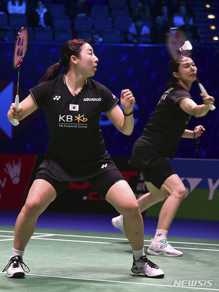 [버밍엄=AP/뉴시스] 김소영(오른쪽)-공희영이 18일(현지시간) 영국 버밍엄에서 열린 세계배드민턴연맹(BWF) 요넥스 전영오픈 여자복식 준결승전 장슈시안-정위(중국)와 경기하고 있다. 김소영-공희영(6위) 조는 장슈시안-정위(3위) 조를 2-0(21-14 25-23)으로 완파하고 결승에 올라 이소희-백하나와 우승을 다툰다. 2023.03.19.