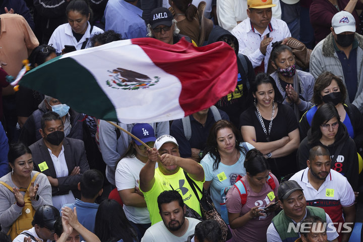 [멕시코시티= AP/뉴시스] 멕시코의 로페스 오브라도르대통령 지지자들이 3월 18일 멕시코의 석유산업 몰수 국유화 38주년을 맞아 시내 중심가에서 축하 시위를 벌이고 있다.&nbsp; 