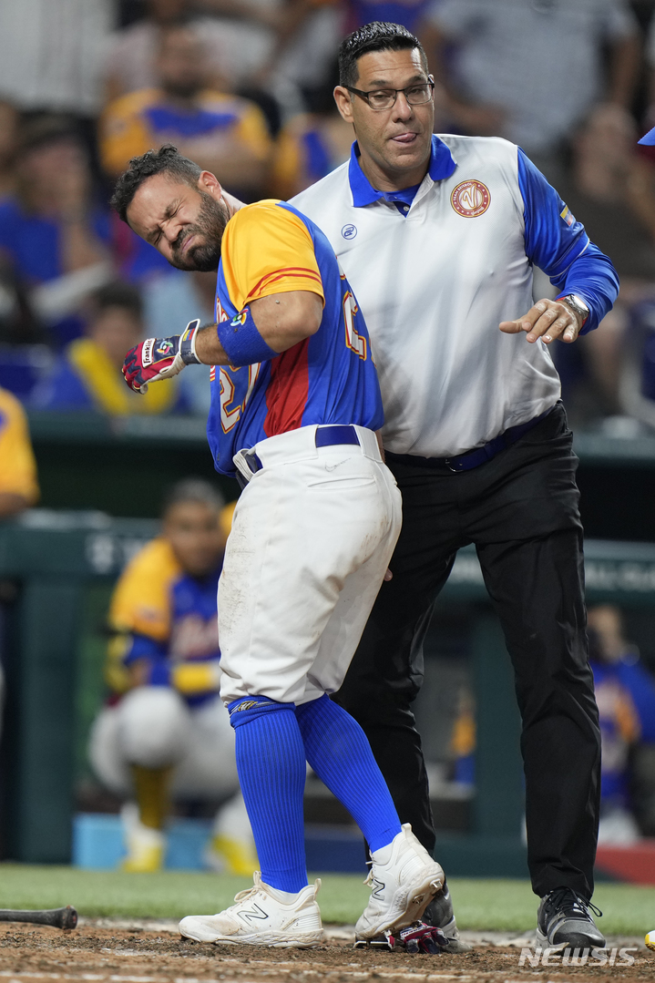 [마이애미=AP/뉴시스]베네수엘라 호세 알투베가 19일(한국시간) 2023 월드베이스볼클래식(WBC) 미국과 8강전에서 5회 미국 다니엘 바드의 투구에 손을 맞고 고통스러워하고 있다. 2023.03.19.