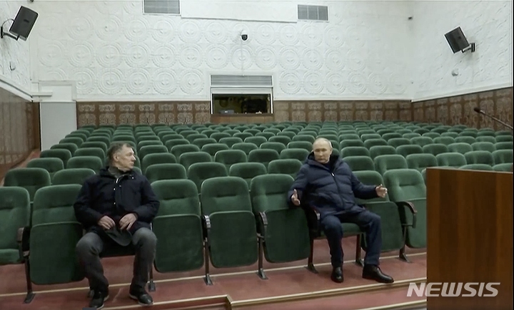 [마리우폴=AP/뉴시스]&nbsp; 블라디미르 푸틴(오른쪽) 러시아 대통령이 19일(현지시간) 우크라이나 도네츠크주 마리우폴 극장을 방문해 마라트 후스눌린 부총리와 대화하며 제스처를 취하고 있다. 푸틴은 흑해 반도가&nbsp; 푸틴 대통령은 흑해 반도가 우크라이나로부터 합병된 지 9주년을 기념하기 위해 크림 반도를 방문했다. 2023.03.20.