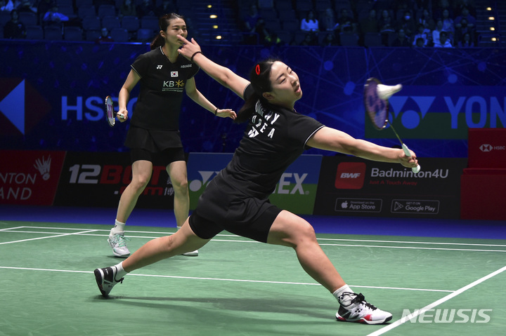[버밍엄(영국)=AP/뉴시스] 전영오픈 여자 복식 우승을 차지한 김소영-공희용 조. 2023.03.19. 