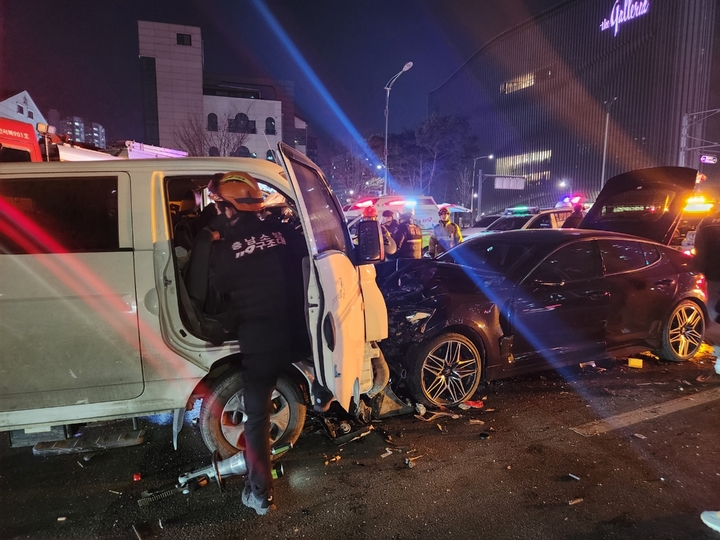 18일 천안 불당동 한 도로에서 승용차와 보행자. 오토바이, 1t 트럭이 연달아 충돌하는 사고가 났다. 사진=천안서북소방서 제공&nbsp; *재판매 및 DB 금지