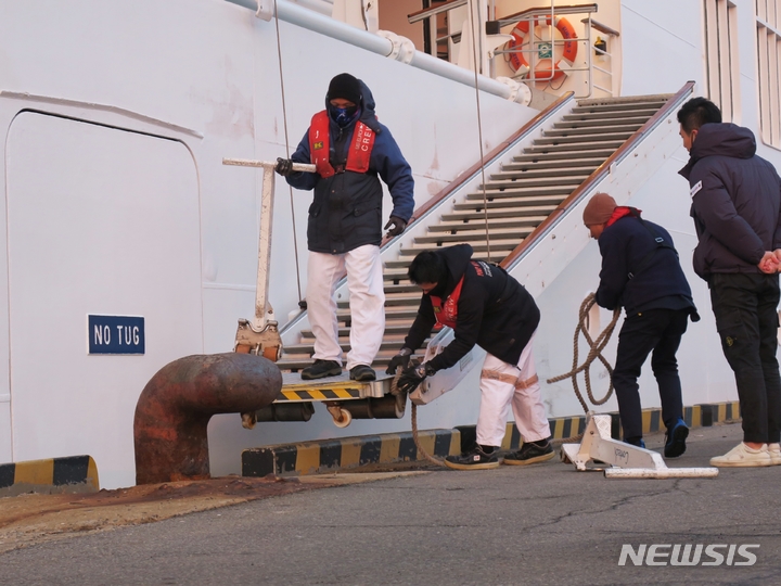 [인천=뉴시스] 김동영 기자 = 19일 오전 인천 중구 인천항 내항 1부두에 독일 국적 ‘유로파 2호(Europa 2)’가 접안을 하고 있다. 하팍로이드(Hapag-Lloyd)의 유로파2호는 승객 544명을 태우고 지난 10일 홍콩에서 출항했다. 유로파 2호는 인천에서 약 13시간 가량 머문 뒤 일본 오사카, 시미즈, 도쿄 등으로 떠난다. 2023.03.19. dy0121@newsis.com 