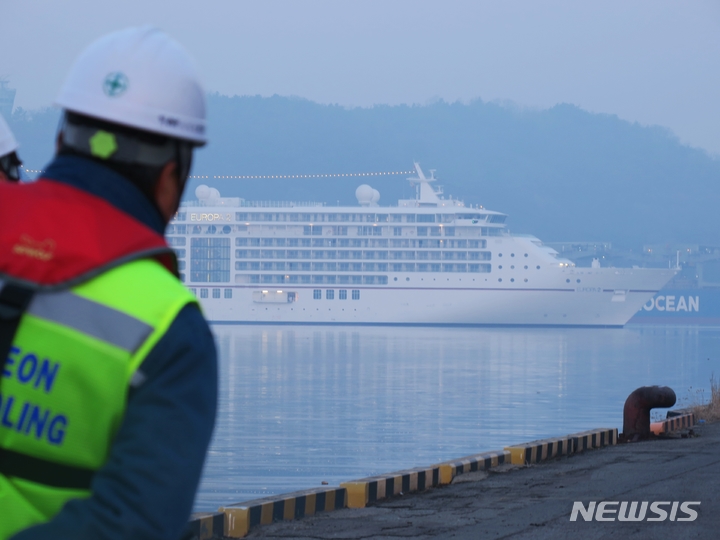 [인천=뉴시스] 김동영 기자 = 19일 오전 인천 중구 인천항 내항 1부두에 독일 국적 ‘유로파 2호(Europa 2)’가 접안을 하고 있다. 하팍로이드(Hapag-Lloyd)의 유로파2호는 승객 544명을 태우고 지난 10일 홍콩에서 출항했다. 유로파 2호는 인천에서 약 13시간 가량 머문 뒤 일본 오사카, 시미즈, 도쿄 등으로 떠난다. 2023.03.19. dy0121@newsis.com
