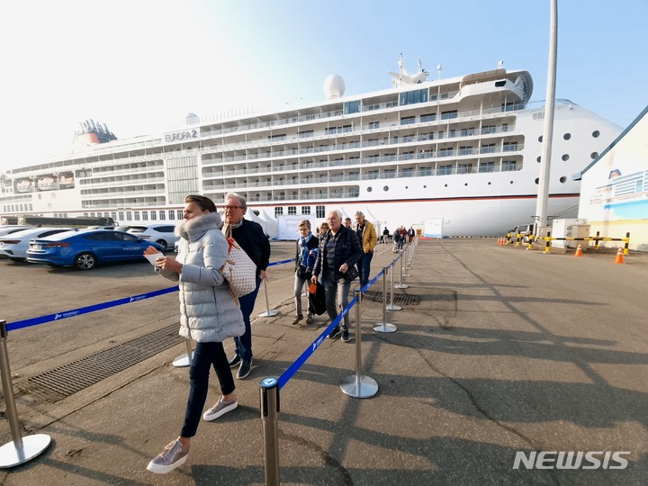 [인천=뉴시스] 김동영 기자 = 19일 오전 인천 중구 인천항 내항 1부두에 정박한 독일 국적 ‘유로파 2호(Europa 2)’에서 내린 관광객이 관광지로 향하는 대형버스로 이동하고 있다. 하팍로이드(Hapag-Lloyd)의 유로파2호는 승객 544명을 태우고 지난 10일 홍콩에서 출항했다. 유로파 2호는 인천에서 약 13시간가량 머문 뒤 일본 오사카, 시미즈, 도쿄 등으로 떠날 예정이다. 2023.03.19. dy0121@newsis.com