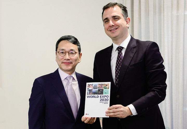 [서울=뉴시스]LG전자 CEO 조주완 사장이 대한민국 외교부장관 특사 자격으로 13일 브라질을 방문해 '2030 부산세계박람회' 유치 지지를 당부했다. 조주완 사장(왼쪽)과 브라질 호드리구 파셰쿠(Rodrigo Pacheco) 상원의장(오른쪽)이 기념사진을 찍고 있다. (사진 = LG전자) 2023.3.19. photo@newsis.com *재판매 및 DB 금지