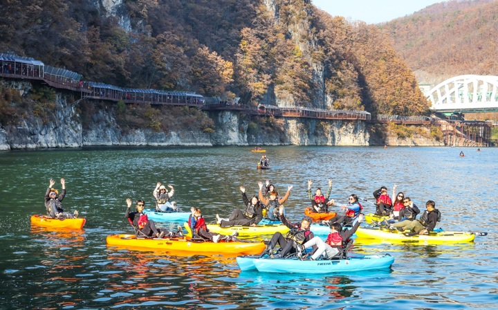 충북 단양강에서 무동력 카약을 체험하는 관광객들. (사진=단양군 제공) *재판매 및 DB 금지