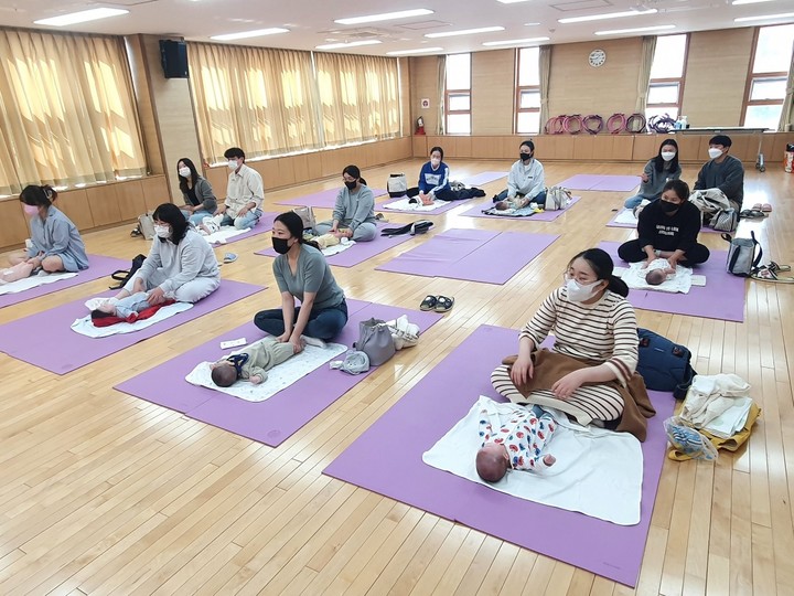 충북 제천시 모성건강프로그램 중 베이비 마사지 교실. (사진=제천시 제공) *재판매 및 DB 금지