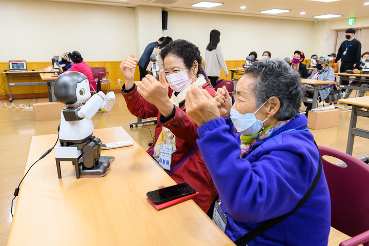 [서울=뉴시스] 양천장수문화대학 어르신 디지털 역량강화 교육 현장.