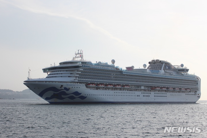[제주=뉴시스] 양영전 기자 = 19일 오전 제주 서귀포시 강정동 제주민군복합형관광미항에 일본 가고시마에서 출발한 크루즈선 다이아몬드 프린세스호(11만5000t·승객 3000명)가 입항하고 있다. 강정항에 크루즈선이 입항한 건 2019년 5월 이후 3년10개월 만이다. 2023.03.19. 0jeoni@newsis.com
