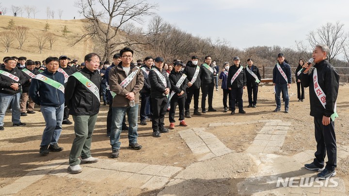 [인천=뉴시스] 이루비 기자 = 윤환 인천 계양구청장(맨 오른쪽)이 전 직원과 함께 계양산과 천마산 등산객을 대상으로 봄철 산불 예방 캠페인을 펼쳤다. (사진=계양구 제공)