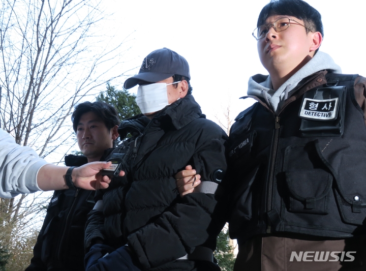 [인천=뉴시스] 김동영 기자 = 19일 오후 인천 연수구 송도국제도시 모 32층짜리 아파트에 새총을 쏴 이웃집 3곳의 유리창을 파손한 혐의로 구속영장이 청구된 60대 남성이 구속 전 피의자 심문(영장실질심사)을 받기 위해 인천지법에 들어서고 있다. 2023.03.19. dy0121@newsis.com 