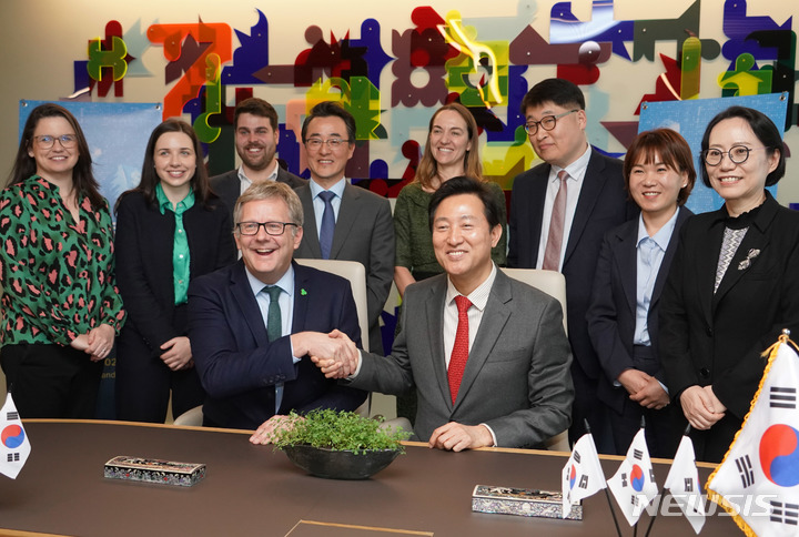 [더블린=뉴시스]오세훈 서울시장이 16일(현지시간) 아일랜드 더블린에 위치한 IDA(아일랜드 산업개발청)에서 IDA 투자유치 전략 발표를 듣고 관계자들과 기념촬영 하고 있다. (사진=서울시 제공). 2023.03.20. photo@newsis.com